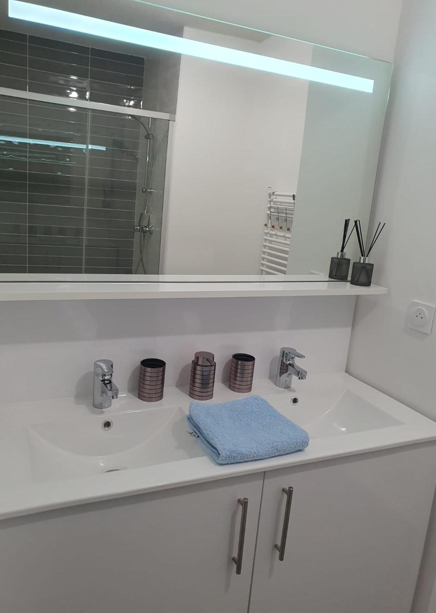 Appartement A Floirac Avec 2 Chambres, Un Parking Prive, Une Terrasse, A 5 Minutes En Voiture De L'Arkea Arena De Bordeaux エクステリア 写真