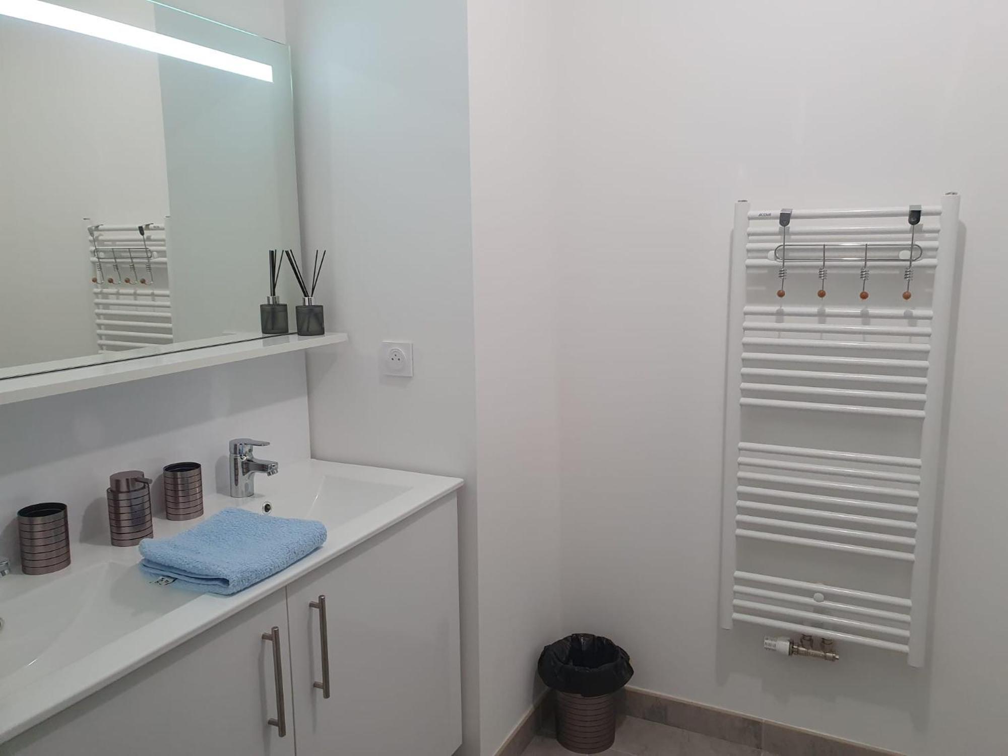 Appartement A Floirac Avec 2 Chambres, Un Parking Prive, Une Terrasse, A 5 Minutes En Voiture De L'Arkea Arena De Bordeaux エクステリア 写真